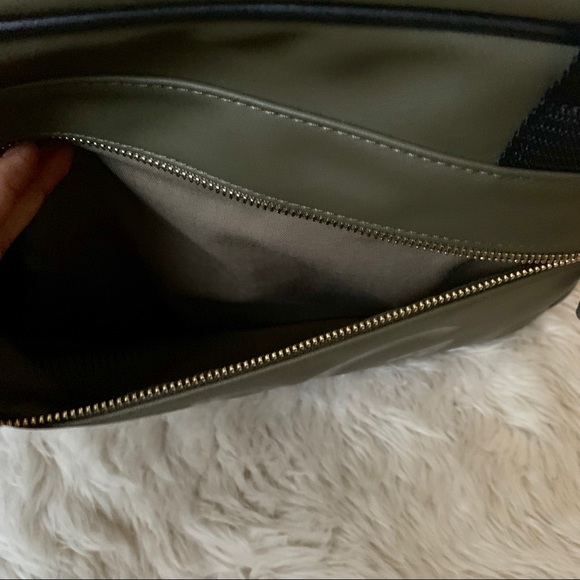 NWT G by Guess Duffle & Travel Gym Bag Army Green - Picture 4 of 4